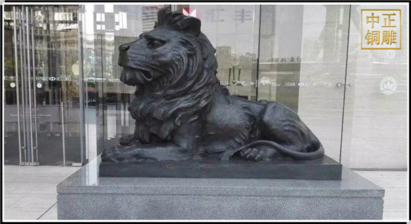 趴著銅獅子雕塑