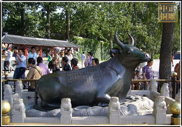 臥著銅牛雕塑