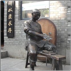 古代人物磨刀銅雕塑