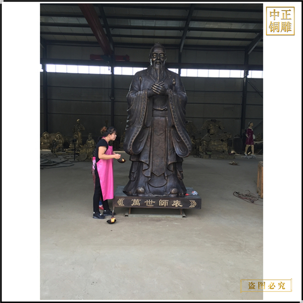 學(xué)?？鬃咏虒W(xué)雕塑