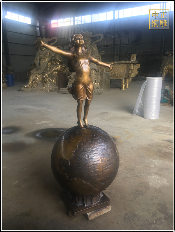 8站在地球上的小女孩銅雕塑.jpg