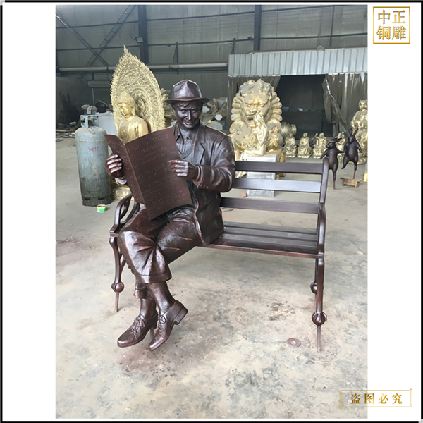 8步行街頭看報(bào)人物雕塑.jpg