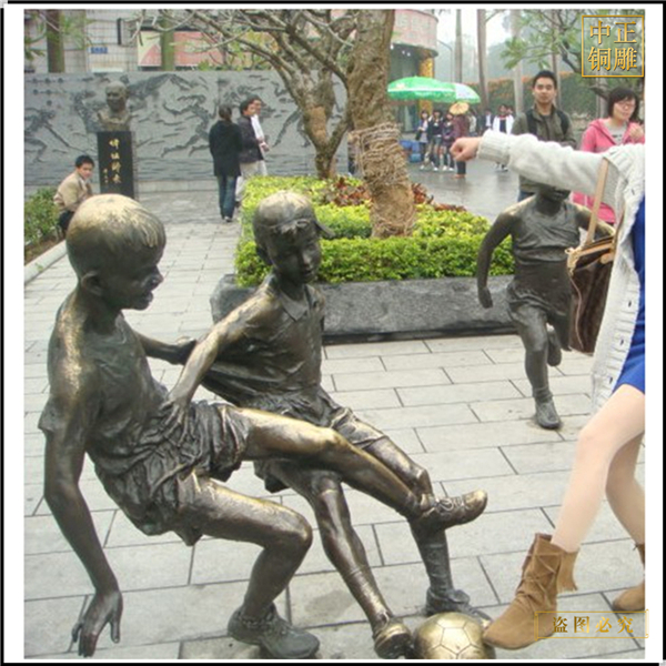 小孩玩足球人物銅雕塑