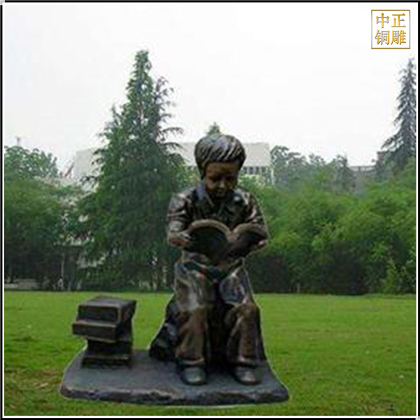 小孩讀書雕塑